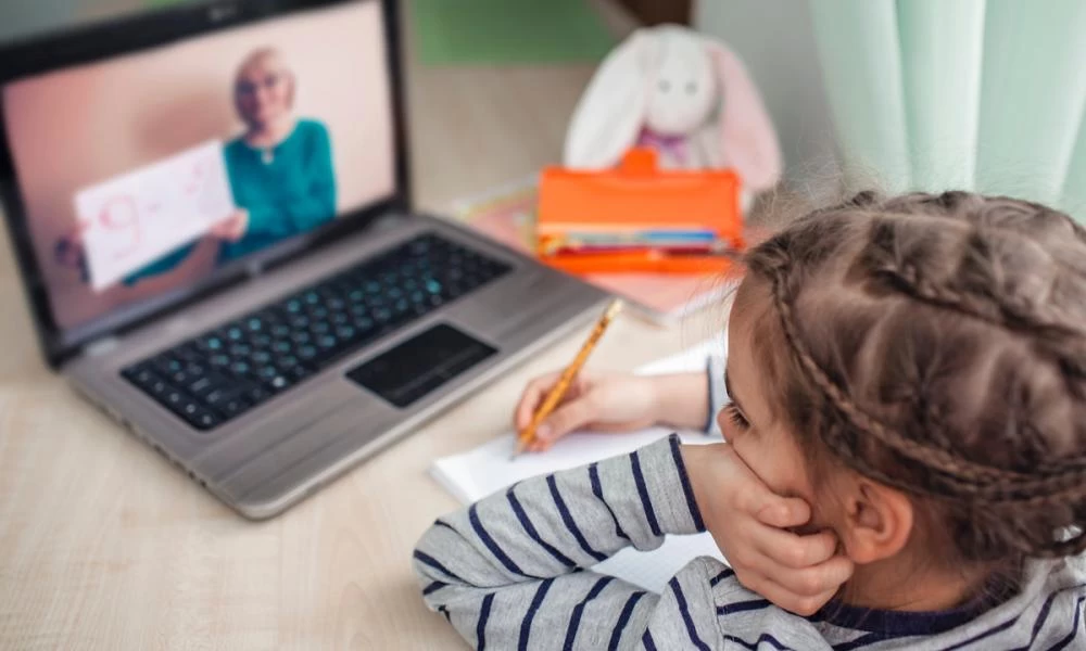Επιταγή 200 ευρώ ή laptop: Διευκρινίσεις Κεραμέως για δικαιούχους